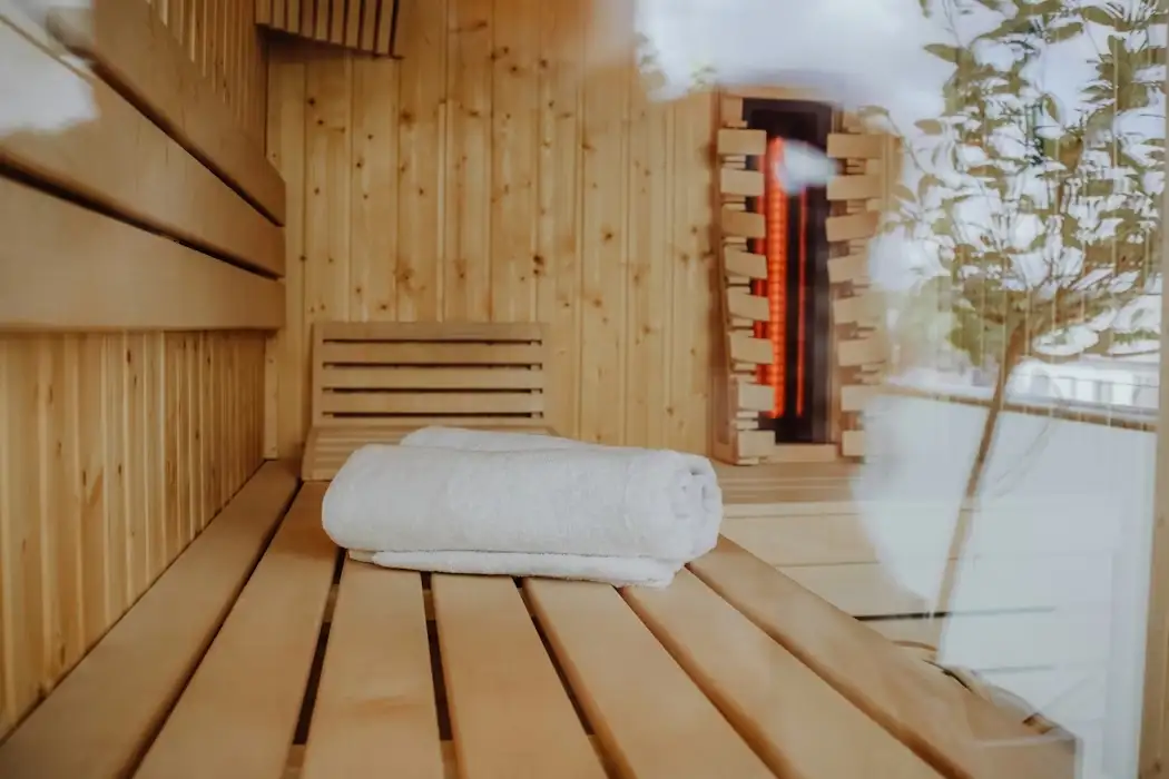 Không gian xông hơi hồng ngoại với ghế gỗ thư giãn và ánh sáng dịu, mang đến trải nghiệm nhiệt nhẹ nhàng, phù hợp cho spa, khách sạn và wellness tại gia.